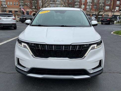 Used 2024 Kia Carnival LX image 2