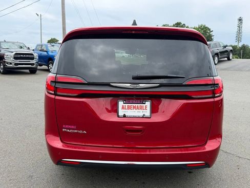 Used 2024 Chrysler Pacifica Touring-L FWD image 4