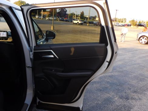 New 2025 Mitsubishi Outlander SE image 28