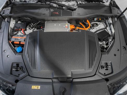 Used 2024 Audi Q8 e-tron Premium Plus image 17