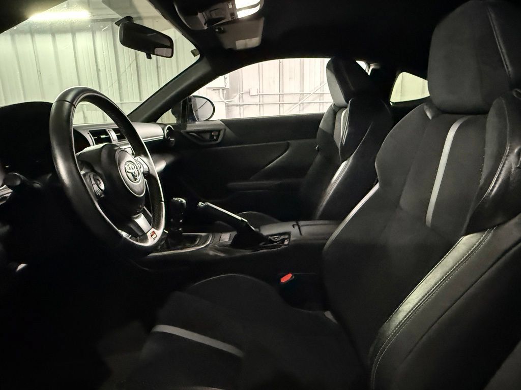 Used 2023 Toyota GR86 Premium w/ ALL Weather Mat Package (TMS) RWD image 27