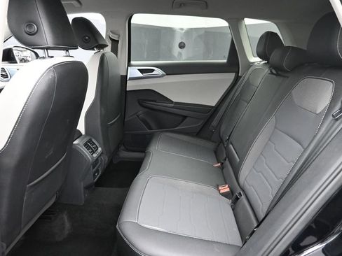 Used 2025 Volkswagen Taos SE FWD image 12