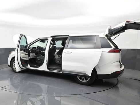 Used 2024 Kia Carnival LX FWD image 31