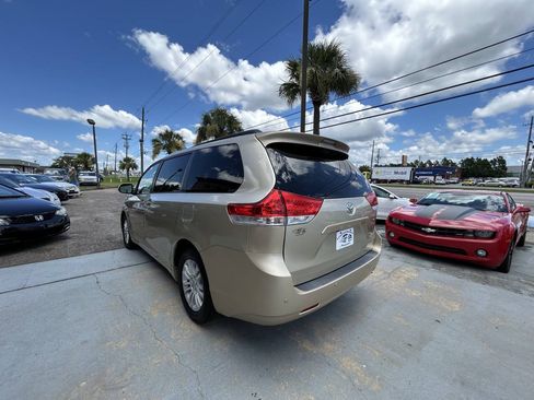 Used 2013 Toyota Sienna XLE w/ Premium Pkg FWD image 2
