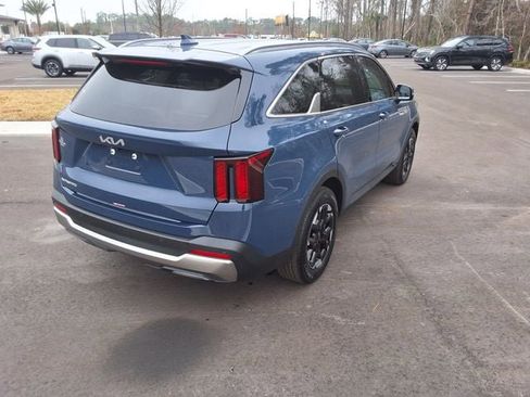 Used 2025 Kia Sorento S image 11