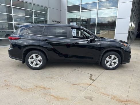 Used 2023 Toyota Highlander LE AWD/4WD image 8