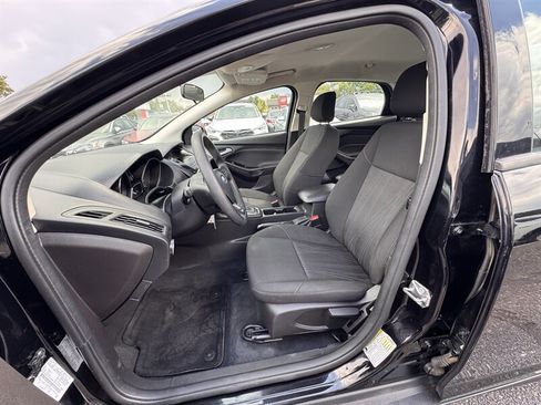 Used 2018 Ford Focus SE w/ SE Appearance Package FWD image 13