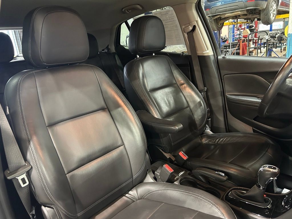 Used 2020 Buick Encore Essence AWD/4WD image 34