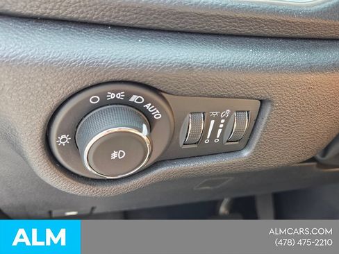 Used 2025 Chrysler Pacifica Limited FWD image 31