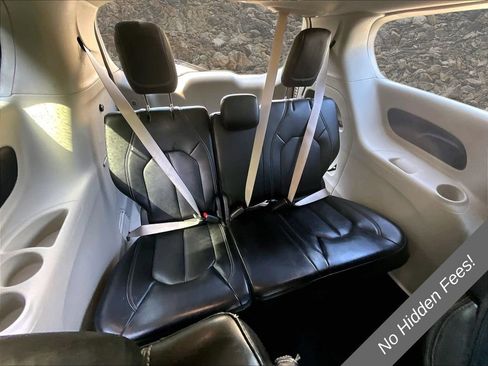 Used 2023 Chrysler Pacifica Touring-L FWD image 23