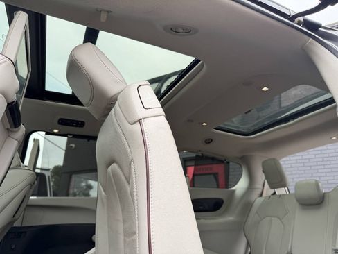 Used 2017 Chrysler Pacifica Limited FWD image 23