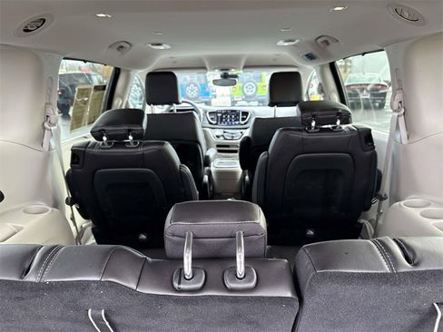 Used 2023 Chrysler Pacifica Touring-L image 9