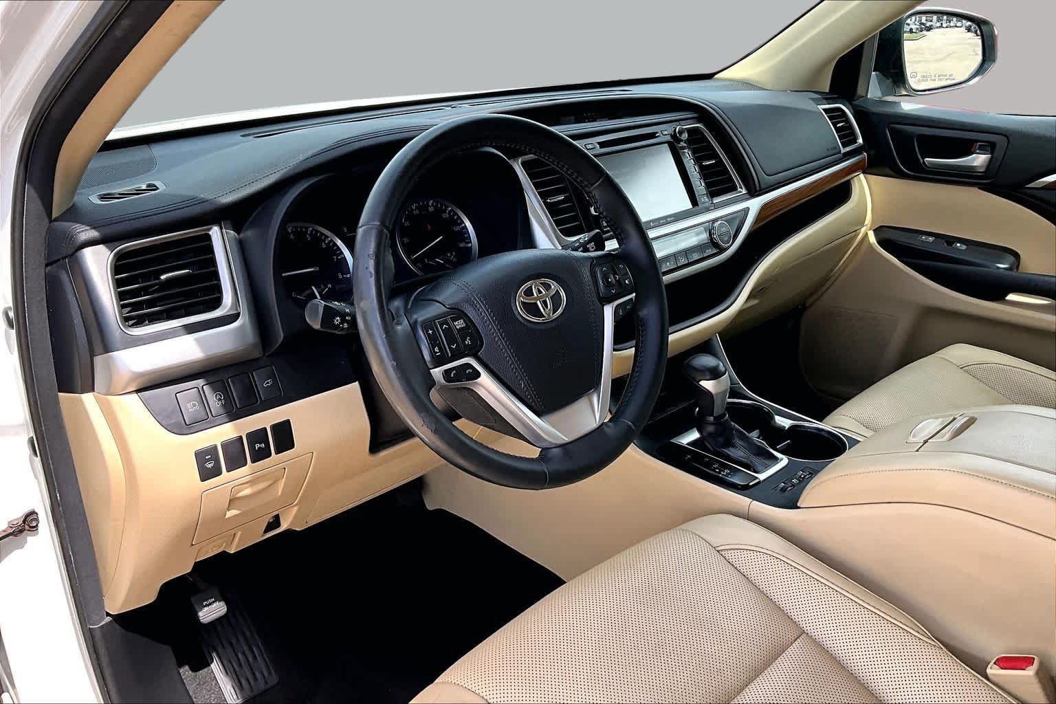 Used 2017 Toyota Highlander Limited FWD image 18