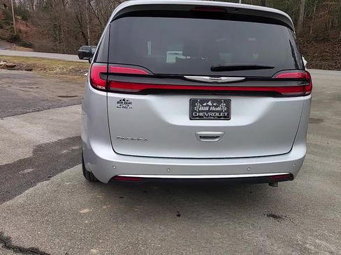 Used 2024 Chrysler Pacifica Touring-L image 19