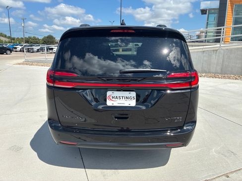 New 2027 Chrysler Pacifica Limited AWD/4WD image 4