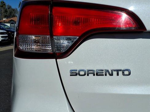 Used 2015 Kia Sorento LX image 12