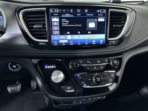 Used 2021 Chrysler Pacifica Touring-L w/ Uconnect Theater Family Group FWD image 13