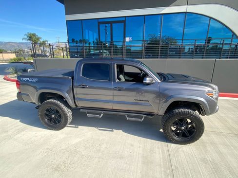Used 2017 Toyota Tacoma TRD Sport w/ Premium & Technology Package image 18