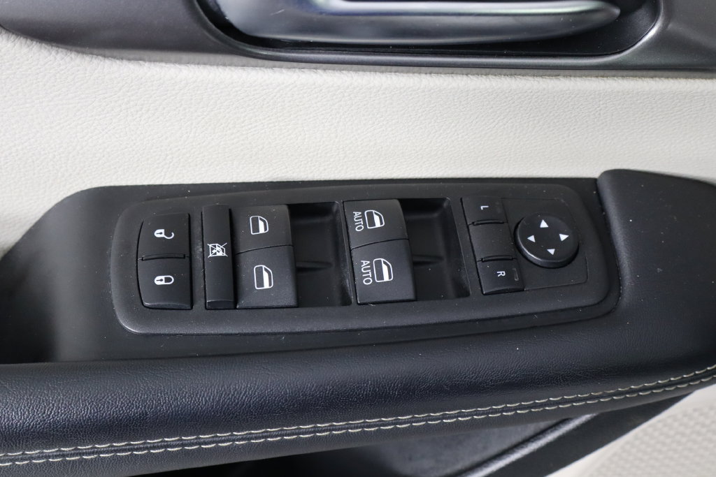 Used 2023 Chrysler Pacifica Touring-L FWD image 21