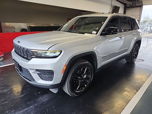 Used 2025 Jeep Grand Cherokee Altitude image 2