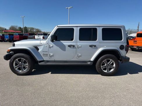 Used 2022 Jeep Wrangler Unlimited Sahara w/ LED Lighting Group AWD/4WD image 2