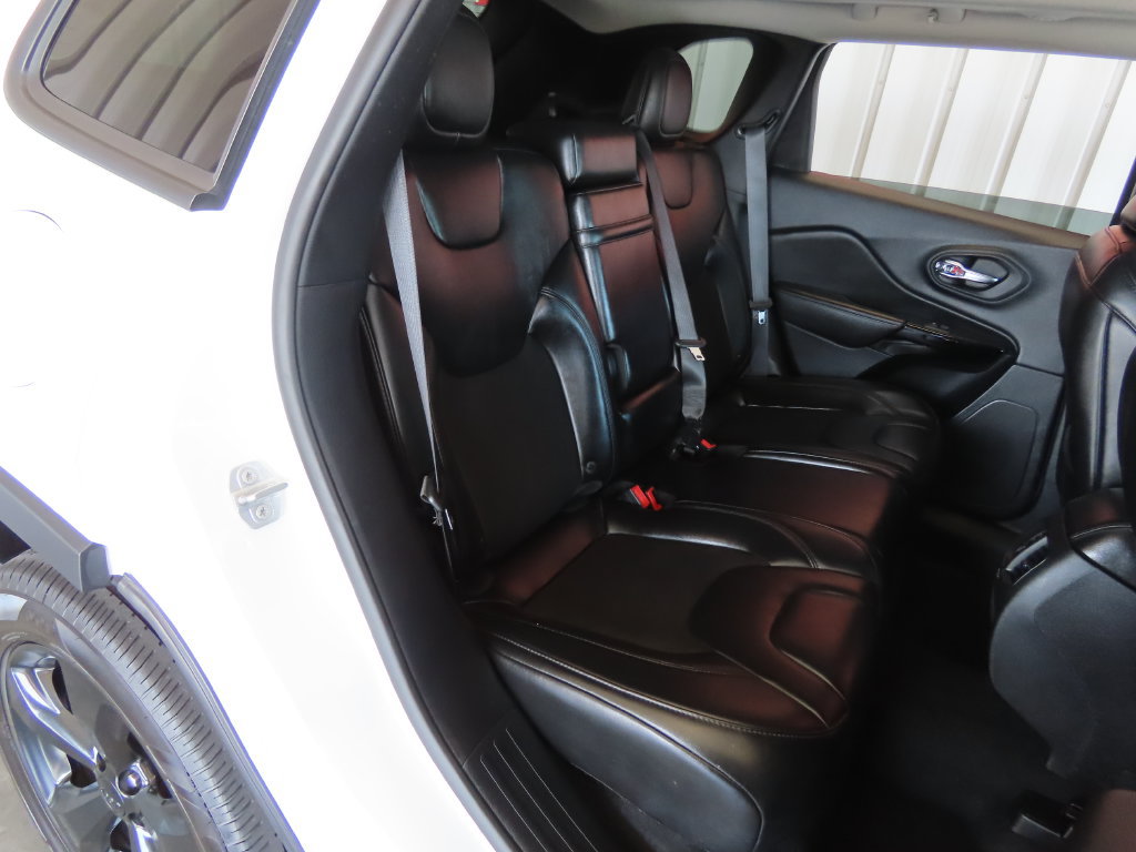 Used 2019 Jeep Cherokee Latitude Plus AWD/4WD image 30