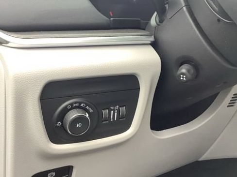 Certified 2023 Jeep Grand Cherokee Overland w/ Luxury Tech Group IV AWD/4WD image 33