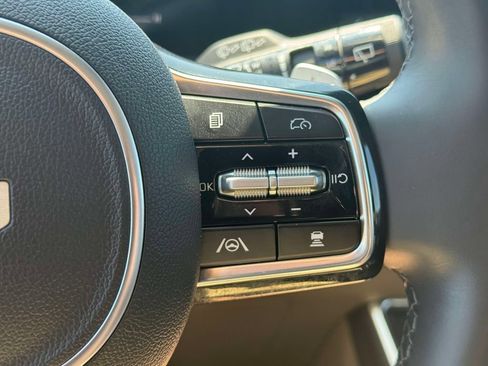 Used 2025 Kia Carnival EX FWD image 21