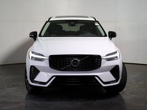Used 2025 Volvo XC60 B5 Plus image 9