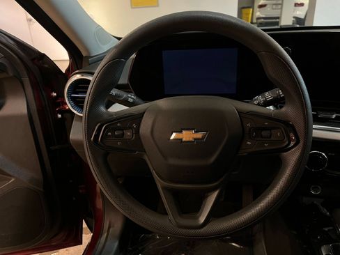 Used 2025 Chevrolet Trax LT FWD image 27