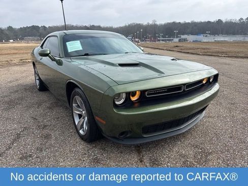 Used 2018 Dodge Challenger SXT RWD image 2