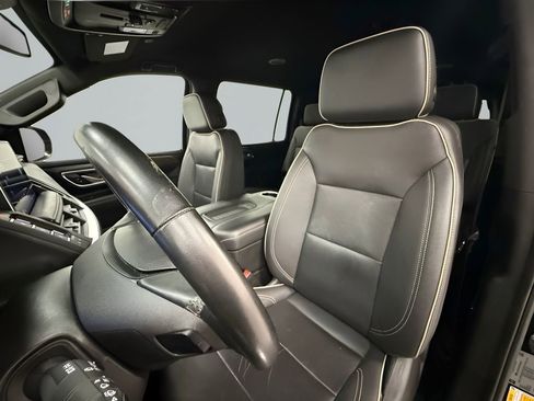 Used 2023 Chevrolet Suburban Premier image 11