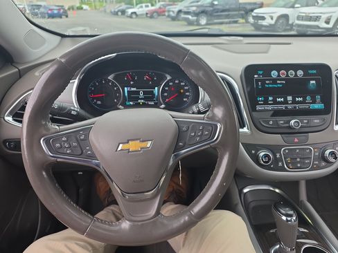 Used 2018 Chevrolet Malibu Premier w/ Premier Sun and Wheel Package FWD image 14