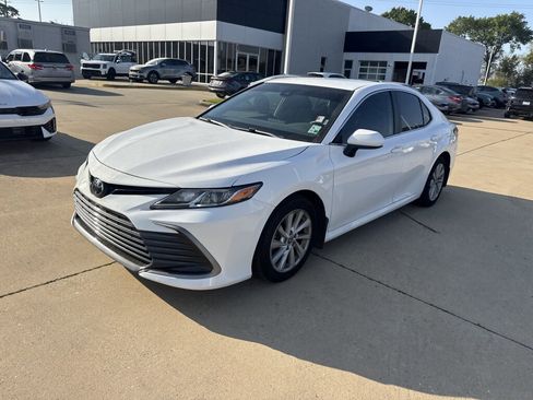 Used 2023 Toyota Camry LE image 3
