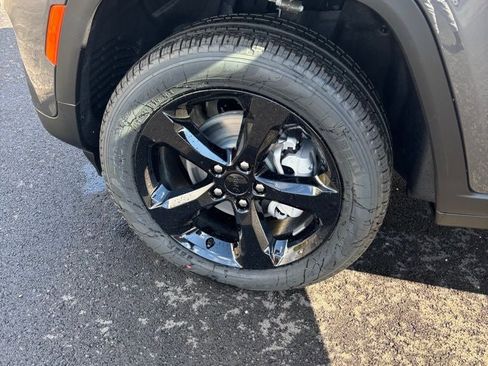 New 2025 Jeep Grand Cherokee Limited w/ Black Appearance Package image 26