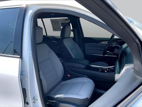Used 2025 Chevrolet Traverse LT w/ Enhanced Driving Package FWD image 9