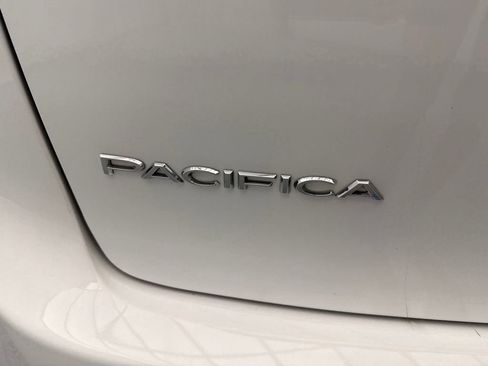 Used 2025 Chrysler Pacifica Select FWD image 9