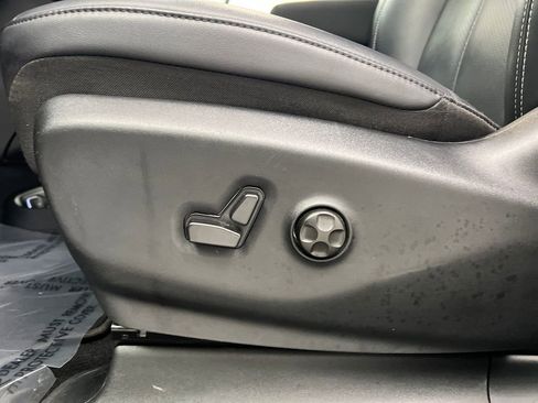 Used 2025 Chrysler Pacifica Select FWD image 10