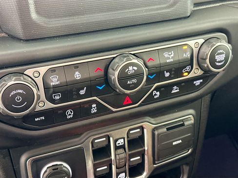 Used 2021 Jeep Wrangler Unlimited Rubicon w/ LED Lighting Group AWD/4WD image 19