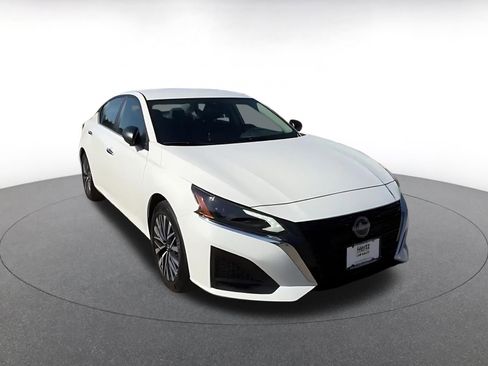 Used 2025 Nissan Altima 2.5 SV FWD image 3