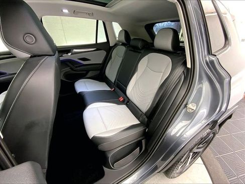 Used 2025 Volkswagen Tiguan SE w/ Panoramic Sunroof Package image 26