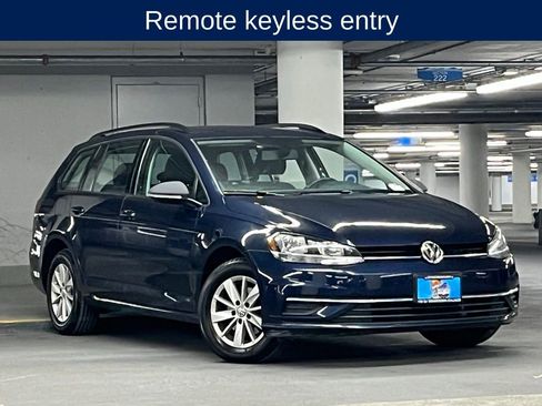 Used 2018 Volkswagen Golf S image 3