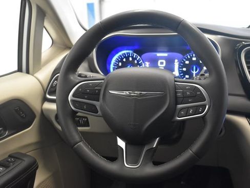 Used 2024 Chrysler Pacifica Touring-L FWD image 24