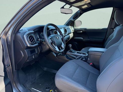 Used 2017 Toyota Tacoma TRD Sport w/ Tow Package (A/T) AWD/4WD image 4