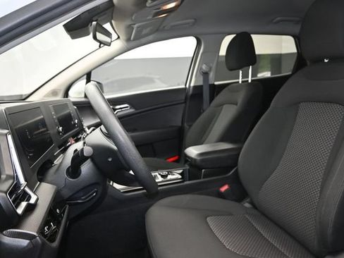 Used 2025 Kia Sportage LX FWD image 9
