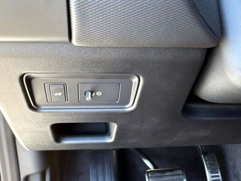 New 2025 Land Rover Discovery Dynamic SE image 30