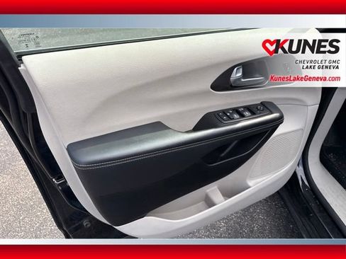 Used 2024 Chrysler Pacifica Touring-L FWD image 13