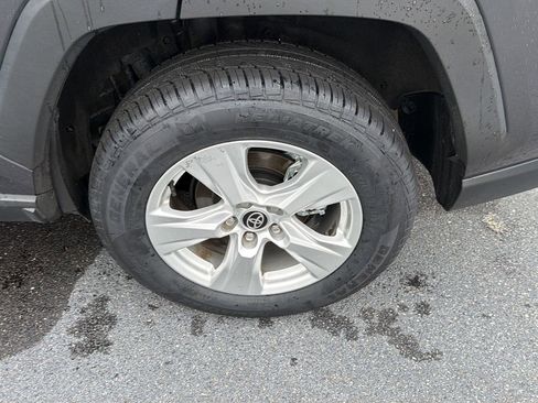 Used 2021 Toyota RAV4 XLE AWD/4WD image 34