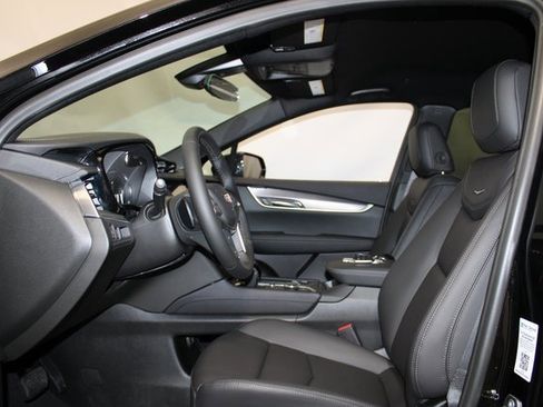 New 2026 Cadillac XT5 Luxury image 4