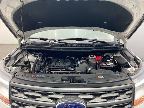 Used 2019 Ford Explorer XLT w/ Equipment Group 202A AWD/4WD image 11